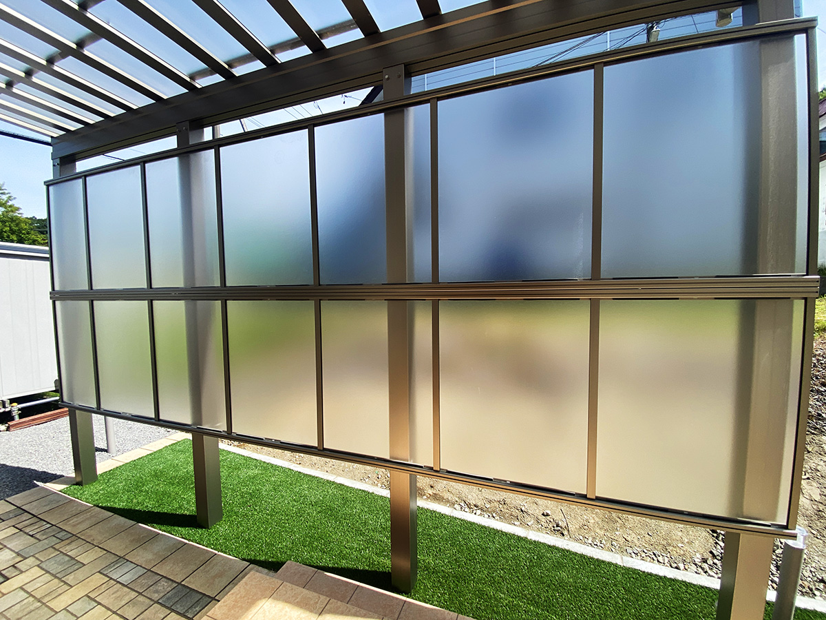 独立式のテラス屋根 パネル設置で目隠しもok 外構会社コラム 小樽のエクステリア会社 爽ガーデン
