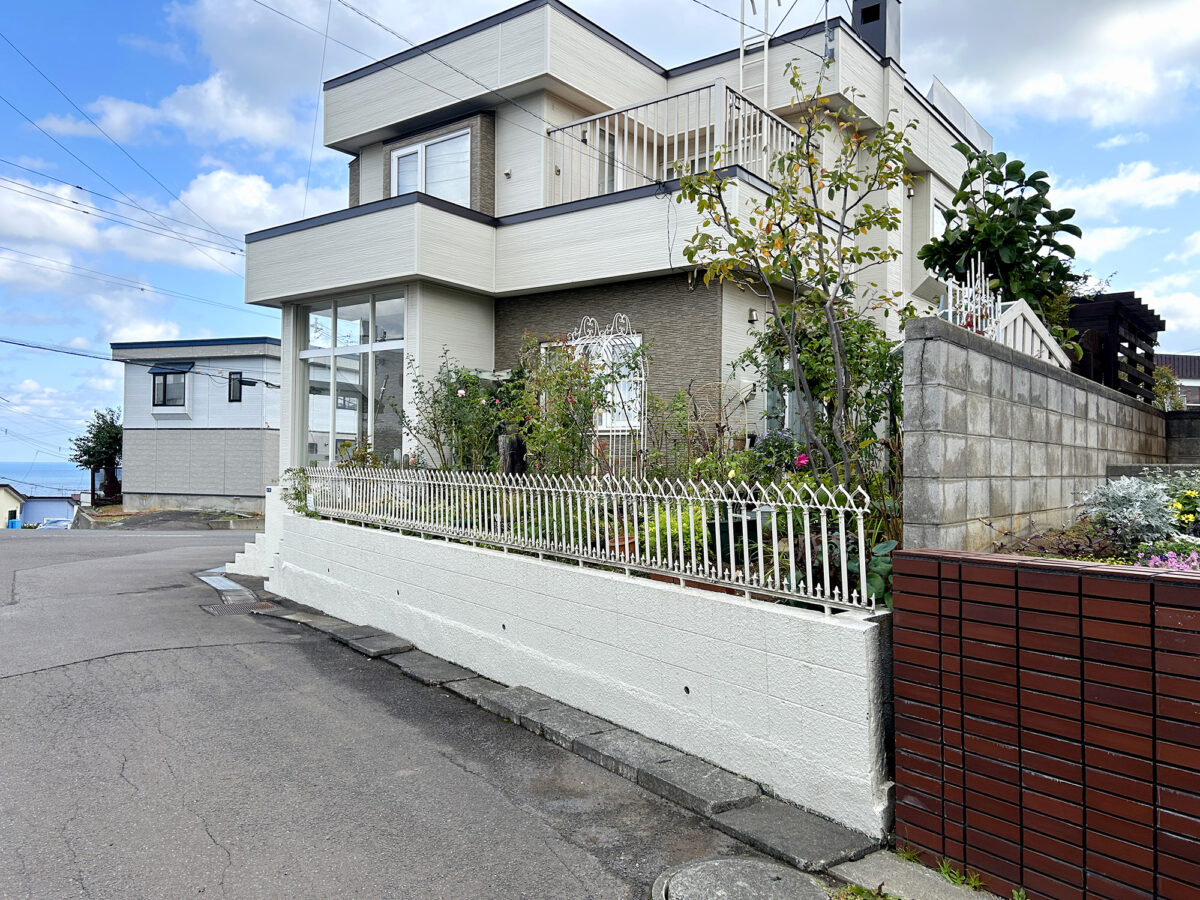 BEFORE　既存のブロック塀とフェンス